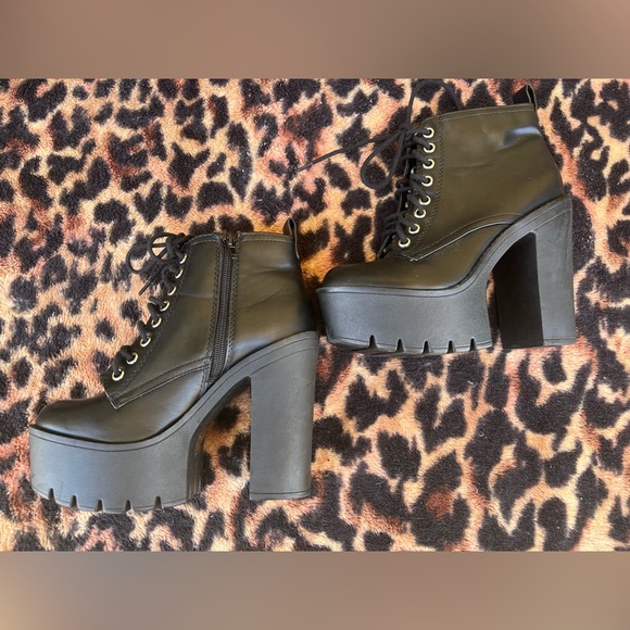 Black heel boots - Picture 2 of 2